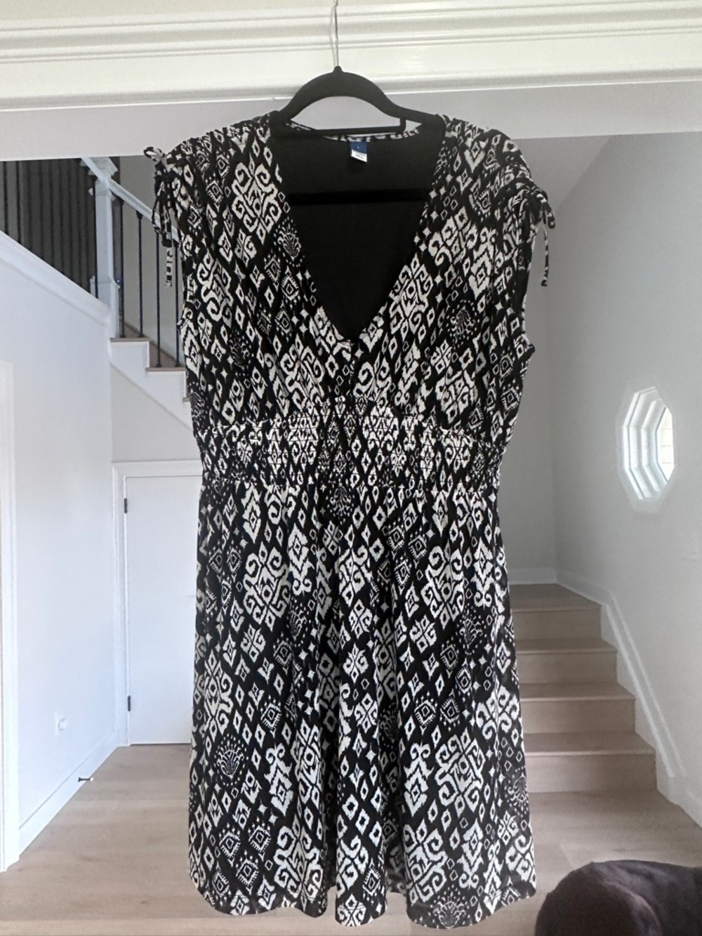 Black & White Geometric Print V-Neck Dress